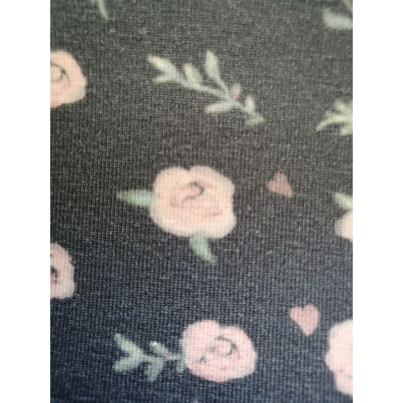 Boutons de rose fond gris